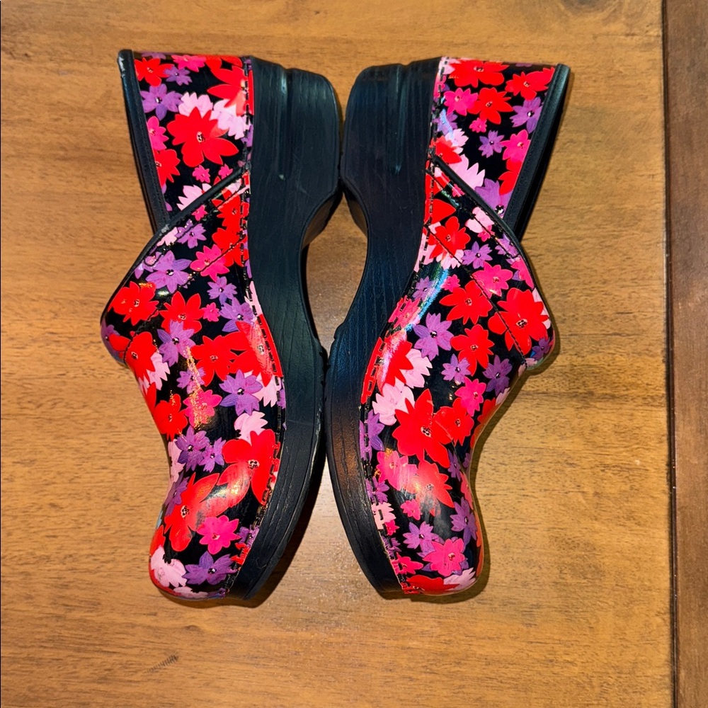 Dansko Floral w/Black Background Shoes - Picture 2 of 8